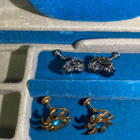 ANTIQUE EARRINGS. SET OF 2 screw on earrings. Brilliant blue stones. - Picture 6 of 9